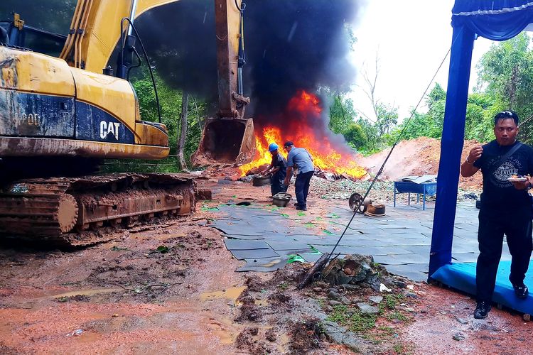 Pemusnahan Barang Milik Negara (BMN) KPPBC Tanjungpinang dengan cara dibakar dan dilindas menggunakan alat berat, Selasa (14/6/2022).