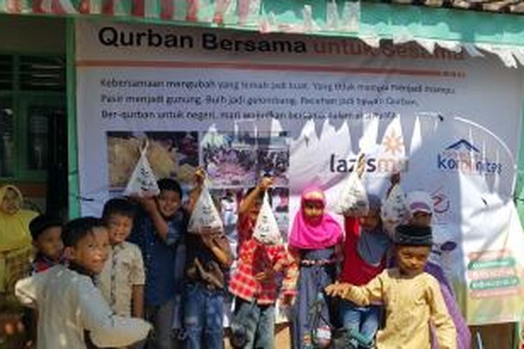 Siswa-siswa Madrasah Ibtidaiyah Muhammadiyah Trukan Karangasem, Paliyan, Gunung Kidul, DIY, merayakan Idul Adha 1436 H dengan sekantong daging, Jumat (25/9/2015).