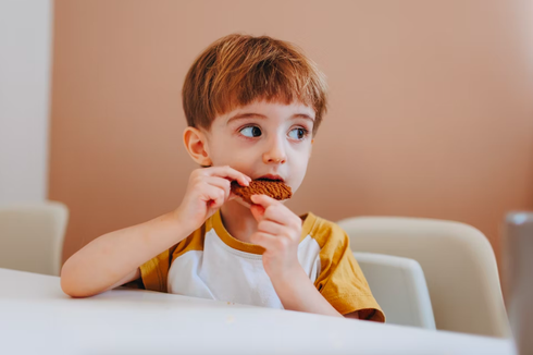 Kerusakan Gigi pada Anak, Benarkah gara-gara Cokelat dan Permen?