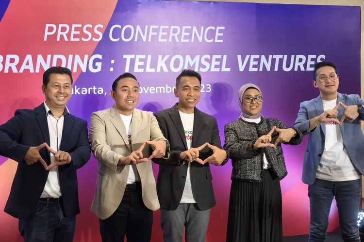 Jajaran petinggi Telkomsel dan Telkomsel Ventures dalam acara TMI Rebranding: Telkomsel Ventures yang digelar si Energy Building, SCBD, Jakarta Selatan, Kamis (23/11/2023).
