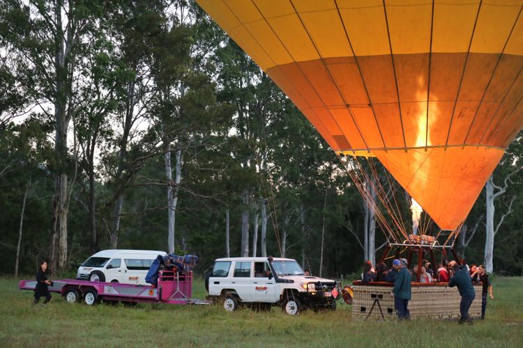 Persiapan sebelum naik ke balon udara saat berwisata di Gold Coast, Queensland.