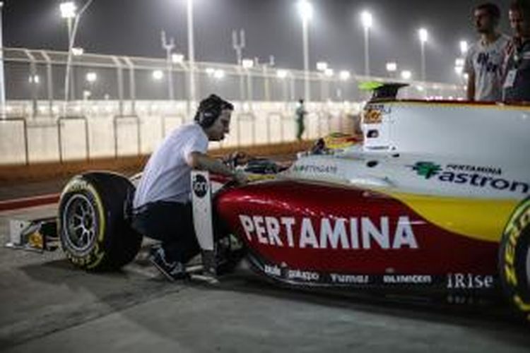 Pebalap Indonesia, Rio Haryanto (di dalam mobil) bersama Technical Director Campos Racing, Philippe Gautheron, saat balapan di Sirkuit Sakhir, Bahrain.