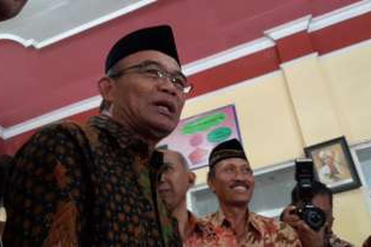 Menteri Pendidikan dan Kebudayaan Muhadjir Effendy saat berkunjung ke SDN Mangliawan I, Kecamatan Pakis, Kabupaten Malang, Jawa Timur, Jumat (2/9/2016)