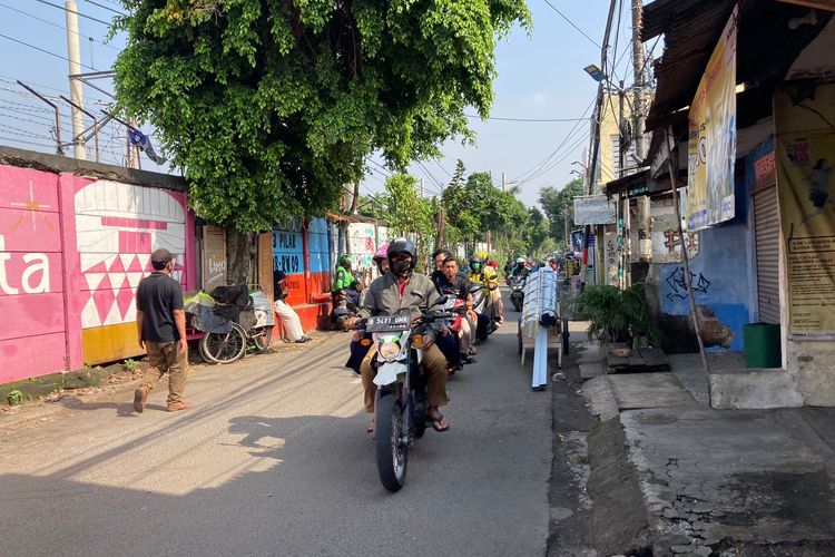 Banyak pengendara sepeda motor nekat melawan arus di Jalan Kayu Manis Barat, Kecamatan Matraman, Jakarta Timur, pada Kamis (16/3/2023) pagi.