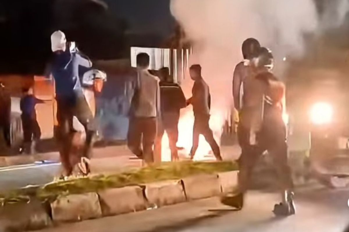 Bentrok antar pemuda yang menyebabkan satu sepeda motor terbakar terjadi di Jalan Sisingamangaraja, Kota Medan pada Minggu (19/1/2025) malam. 