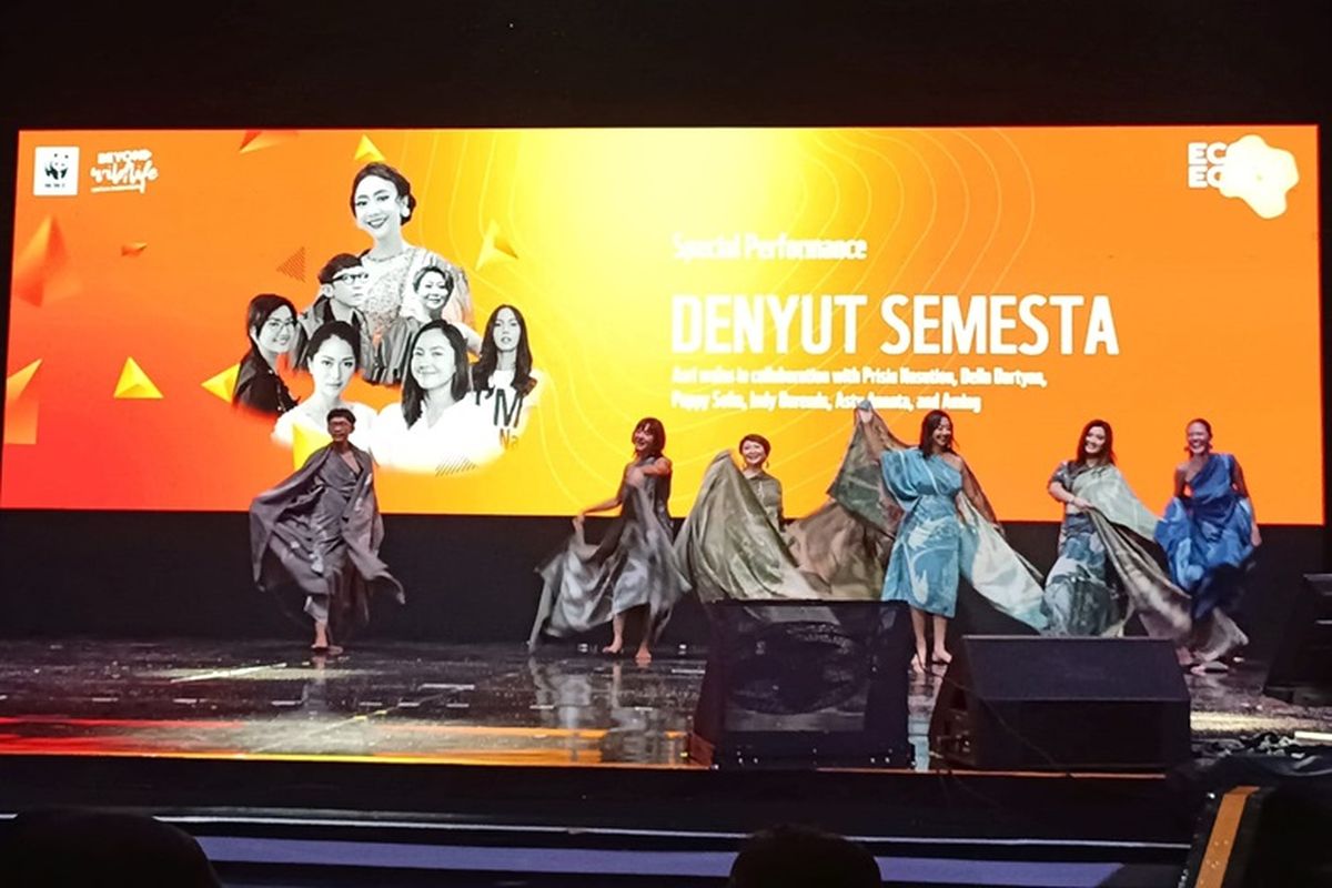 Peragaan busana ramah lingkungan Denyut Semesta persembahan Asri Welas dalam acara Eco Echo yang diinisiasi WWF Indonesia.