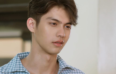 Artis peran asal Thailand Bright Vachirawit dalam serial 2gether.