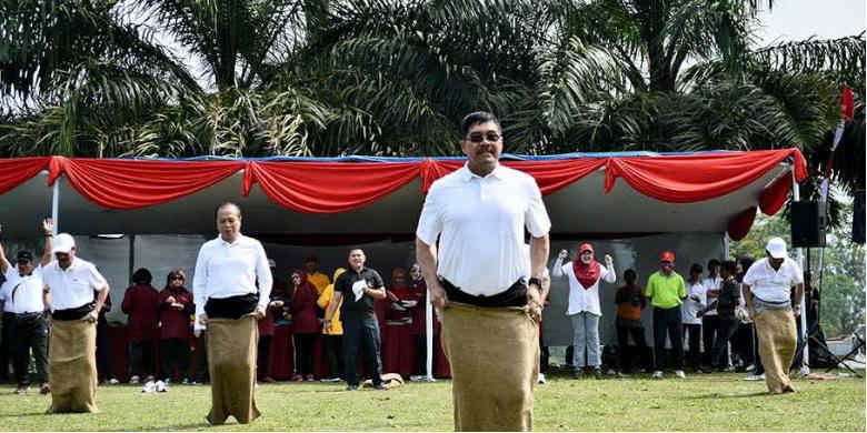 KOMPAS.COM/Dylan Aprialdo Rachman
Ketua Mahkamah Agung Hatta Ali (terdepan) turut berpartisipasi bersama jajaran pimpinan MA dalam perlombaan balap karung pada rangkaian perayaan hari ulang tahun MA ke-72 di Agrowisata Gunung Mas, Kawasan Puncak, Jawa Barat, Sabtu (19/8/2017).
