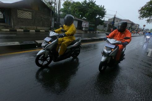 Bukan Norak, Jas Hujan Warna Cerah untuk Tingkatkan Keselamatan Pengendara Motor