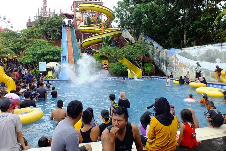 Masyarakat memadati wahana bermain air di Slanik Waterpark, Lampung Selatan, Minggu (1/1/2023).