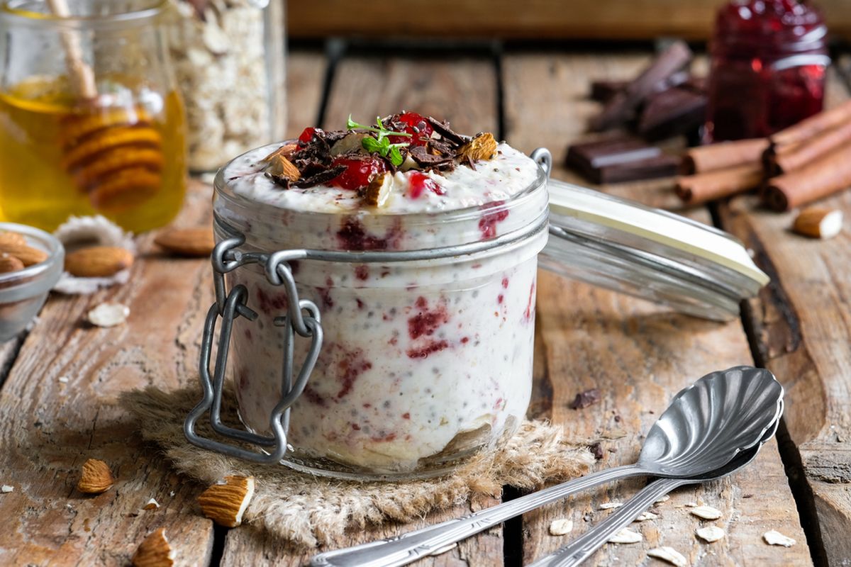 ilustrasi overnight oatmeal. 