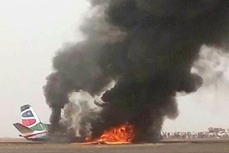 Pesawat penumpang yang mengangkut 45 orang mengalami kecelakaan di landasan pacu Bandara Wau, Sudan Selatan, Senin (20/3/2017).