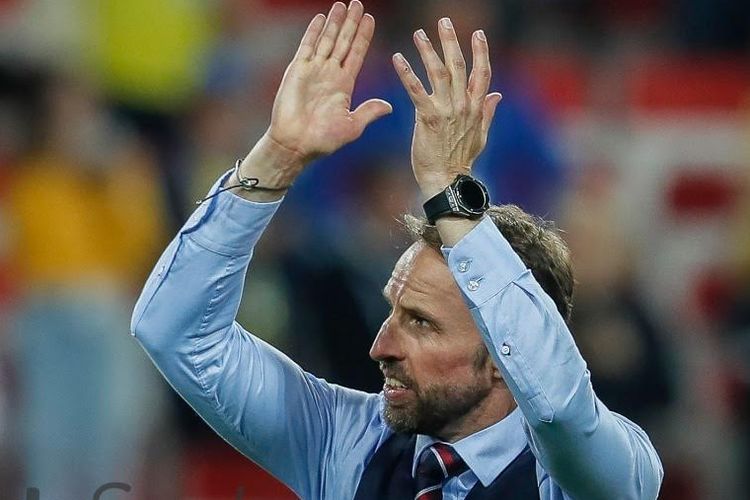 Pelatih timnas Inggris Gareth Southgate memberi tepuk tangan kepada para fans seusai kemenangan atas Kolombia di babak 16 besar Piala Dunia 2018 di Stadion Spartak, Moskow, pada 3 Juli 2018.