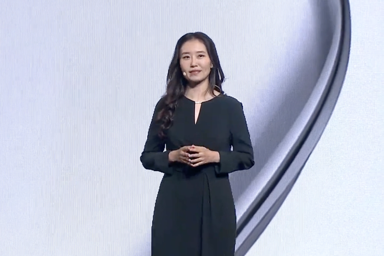 Senior Product Manager Oppo, Silvia Jiang saat menjelaskan spesifikasi kamera Oppo Find N3 Flip dalam acara peluncuran Oppo FInd N3 series, Kamis (19/10/2023)
