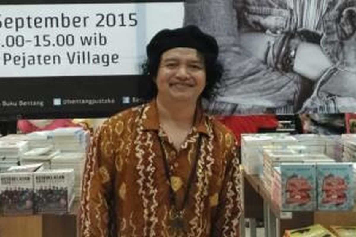 Andrea Hirata diabadikan di Pejaten Village, Pejaten, Jakarta Selatan, Sabtu (12/9/2015).