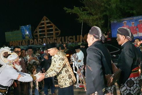 Malam 1 Suro, Anies Baswedan Nonton Wayang di Pantai Parangkusumo, Jogja, Enggan Jawab Politik