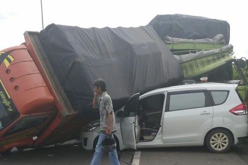 Kecelakaan Beruntun Terjadi di Tol JORR, Mobil Pribadi Tergencet Truk