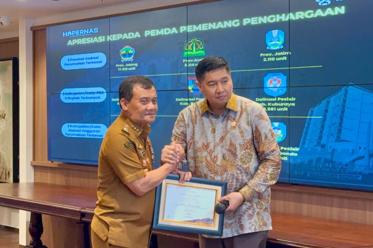 Menteri PKP Maruarar Sirait menyerahkan penghargaan sebagai proinsi peringkat 1 terbaik dalam program penyediaan perumahan kepada Gubernur Jawa Tengah Ahmad Luthfi dalam acara peringatan Hari Perumahan Nasional (Hapernas) 2025 di Wisma Mandiri II, Jakarta Pusat, Senin (25/8/2025)