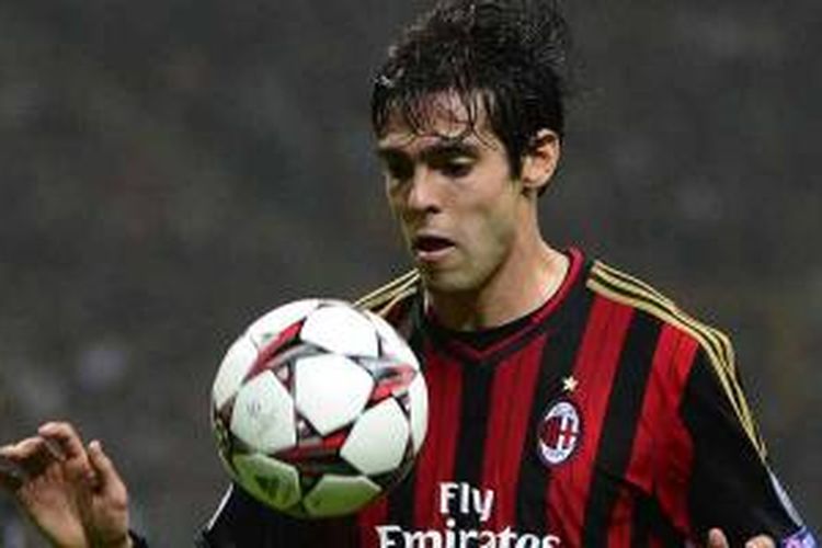 Pemain AC Milan Kaka mengontrol bola dalam pertandingan Grup H Liga Champions melawan Barcelona di San Siro, Selasa (22/10/2013).