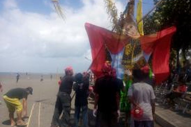 Layang-layang dalam berbagai bentuk memenuhi langit pada Festival Layang Layang di Pantai Boom, Banyuwangi, Jawa Timur, Sabtu (15/8/2015).