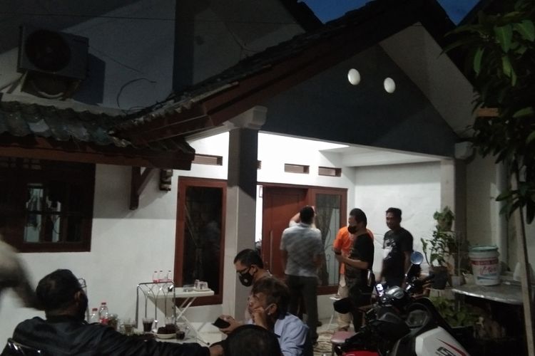 Tim Inafis Polres Karawang tengah melakun olah TKP di rumah Kades Pinayungan, Dusun Sukamulya, Desa Pinayungan, Kecamatan Telukjambe Timur, Kabupaten Karawang, Selasa (28/9/2021).