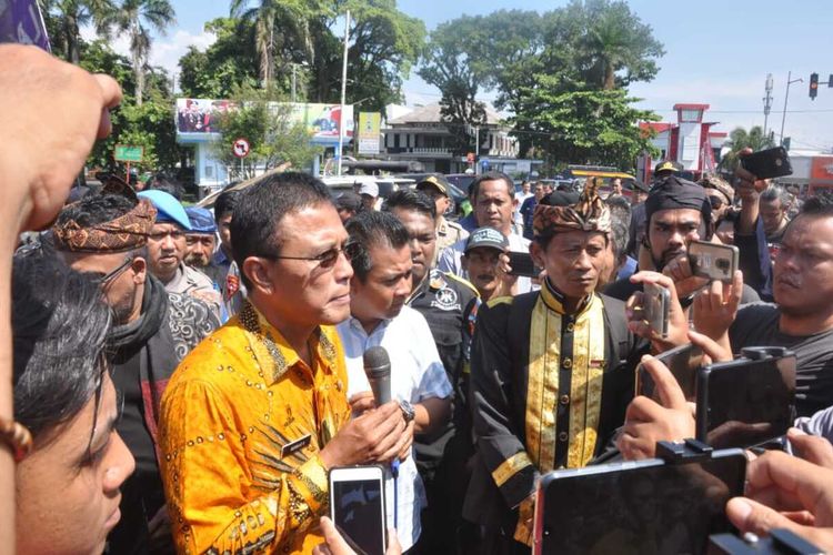 Bupati Ciamis, Herdiat Sunarya di sela aksi massa yang memprotes pernyataan budayawan Ridwan Saidi yang mengartikan Galuh sebagai brutal, di Alun-alun Ciamis, Jumat (14/2/2020).