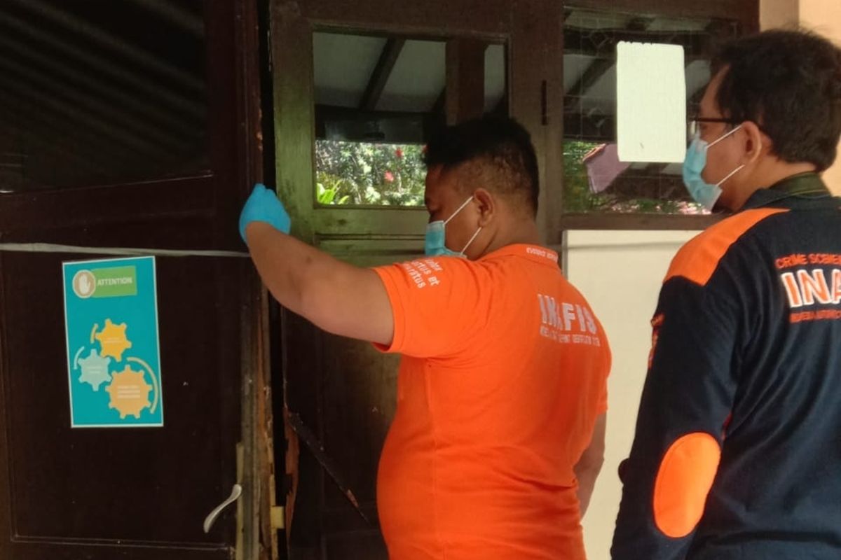 Polisi melakukan olah TKP terkait pencurian di salah satu SMK di Kapanewon Bantul.