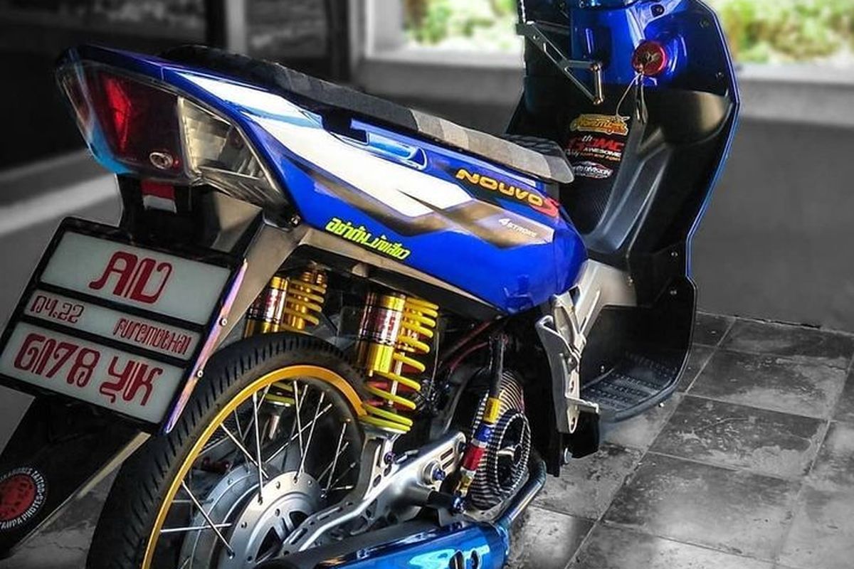 Pelat nomor Thailand pada skutik bergaya Thailook