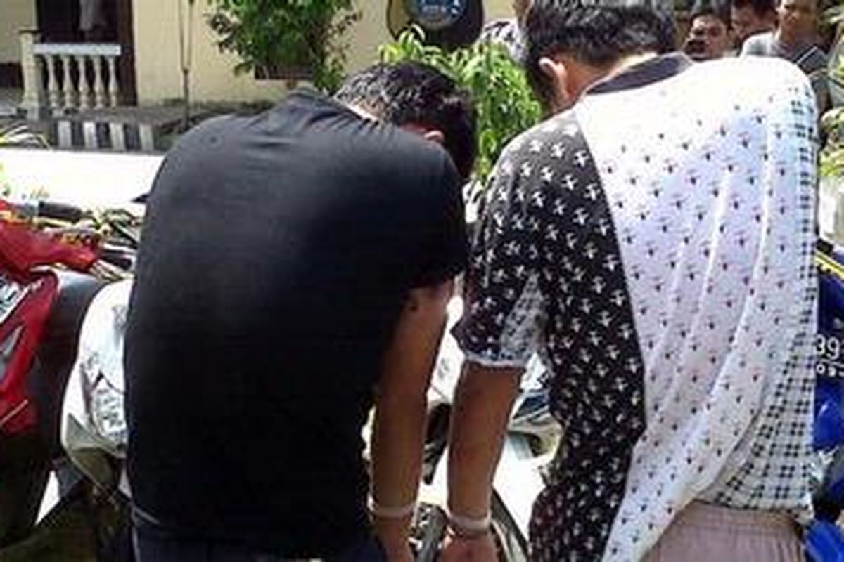 Dua tersangka pencurian motor dan barang bukti yang berhasil diamankan Polsek Palu Barat, Jumat (3/8/2012).  