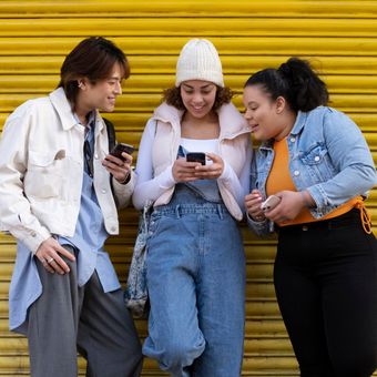 Ilustrasi Gen Z, Gen Z mengakses pinjaman online/pinjol. 