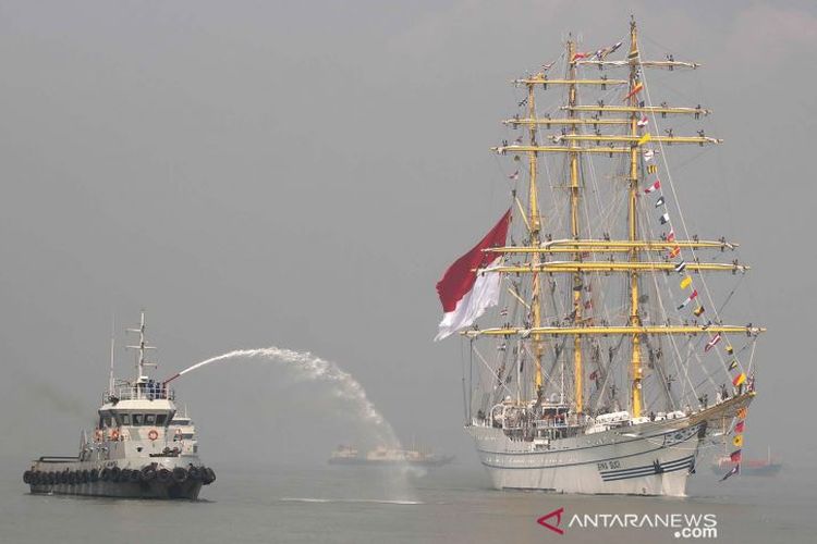 KRI Bima Suci berlayar menuju Dermaga Madura, Koarmada II, Surabaya, Jawa Timur, Selasa (2/11/2021). KRI Bima Suci bersama Satgas Kartika Jala Krida Taruna Akademi Angkatan Laut (AAL) Tingkat III Angkatan ke-68 kembali tiba di Surabaya usai melakukan pelayaran selama 99 hari mengarungi lautan nusantara. ANTARA FOTO/Didik Suhartono/aww.