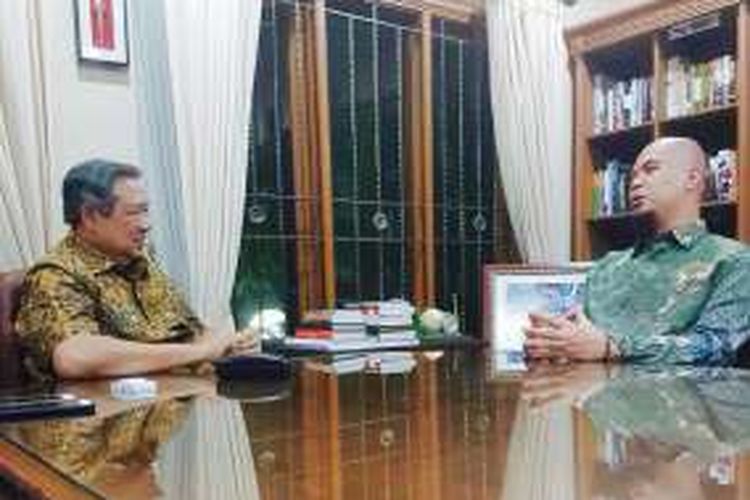 Artis musik Ahmad Dhani berkunjung ke kediaman presiden keenam RI Susilo Bambang Yudhoyono di Cikeas, Bogor, Jawa Barat. Kedatangan Dhani untuk meminta restu SBY terkait majunya sebagai wakil bupati pada Pilkada Kabupaten Bekasi 2017.
