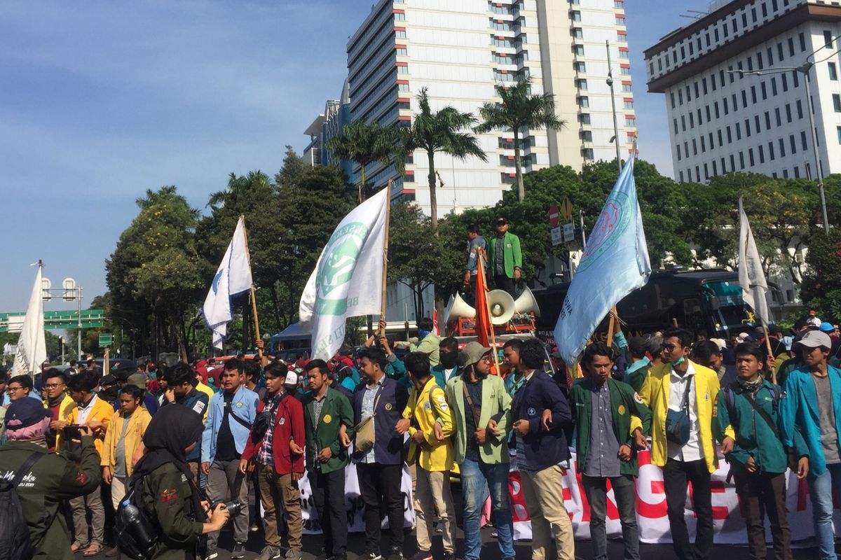 Mahasiswa menggelar di Patung Kuda, Jalan Merdeka Barat, Jakarta Pusat, Senin (21/10/2019).