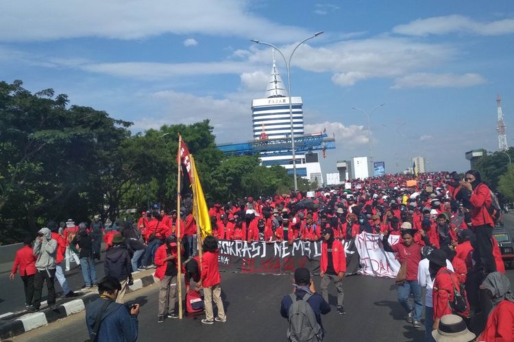 Mahasiswa Universitas Hasanuddin (Unhas) saat menutup fly over di Jalan Urip Sumoharjo Makassar, Senin (30/9/2019).