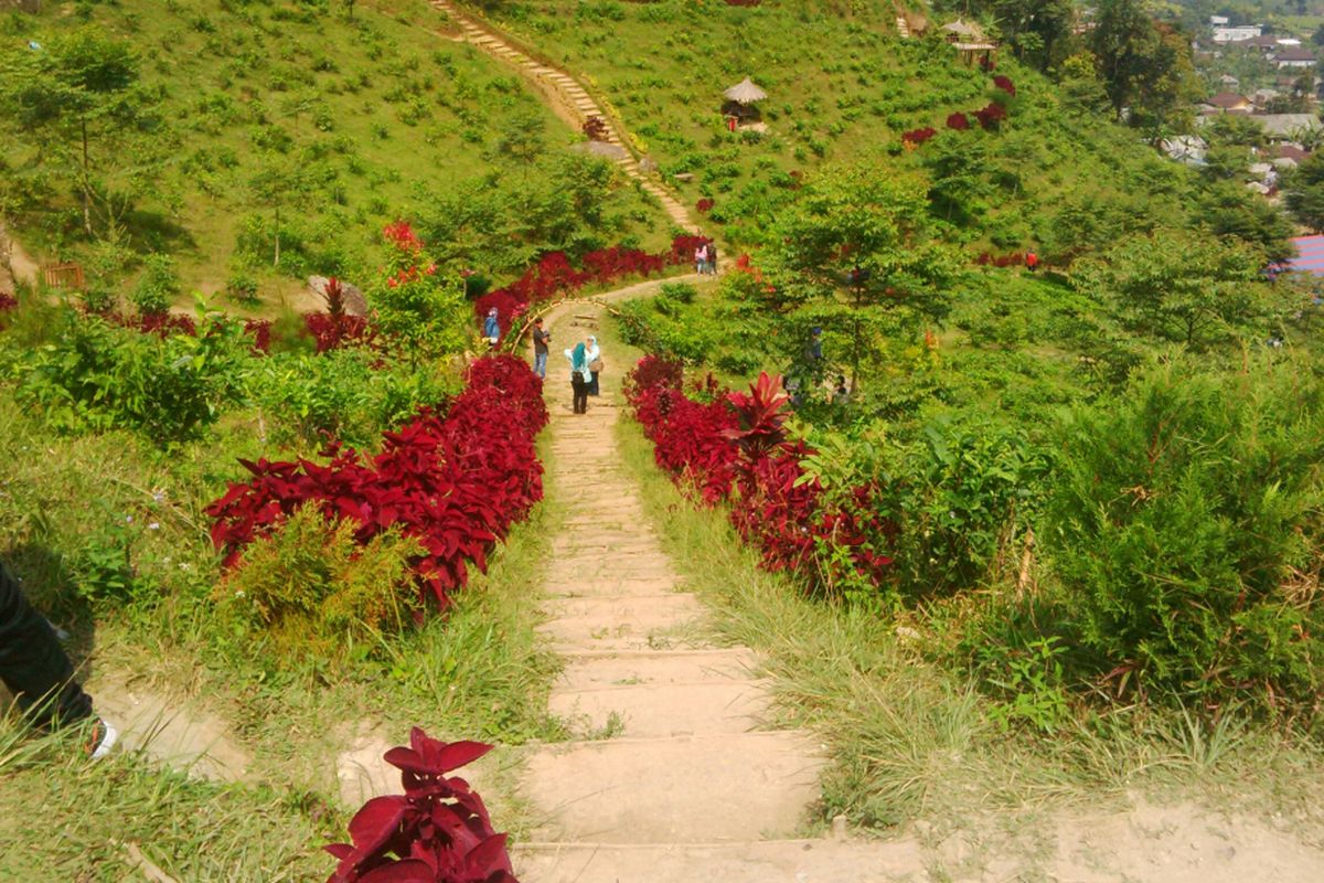 Obyek wisata alam Lembah Sumilir di Dusun Milir RT 001/RW 014, Desa Kemuning, Kecamatan Ngargoyoso, Karanganyar, Jawa Tengah, Minggu (22/7/2018).