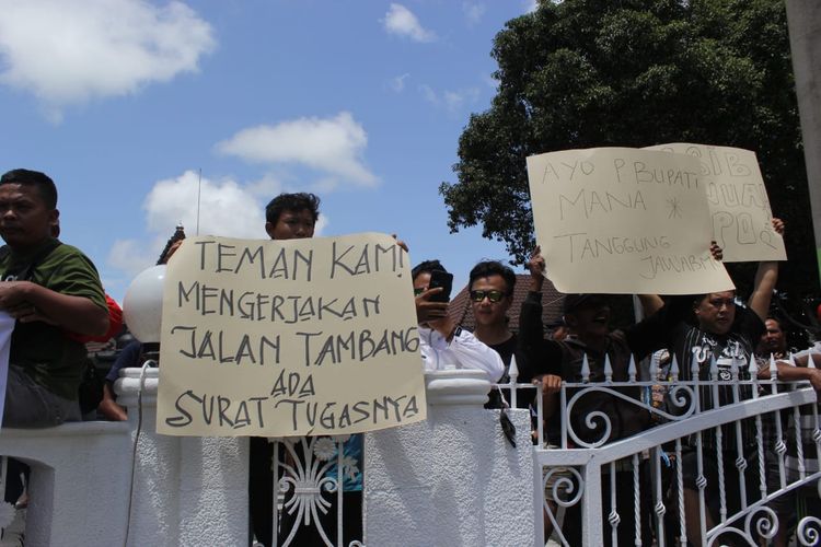 Ratusan supik truk demo didepan kanton Pemkab Lumajang, Senin (26/9/2022)