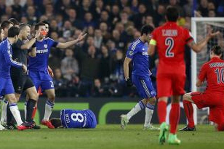 Striker PSG, Zlatan Ibrahimovic, seusai melanggar Oscar pada pertandingan leg kedua perempat final Liga Champions, di Stamford Bridge, Rabu (11/3/2015).