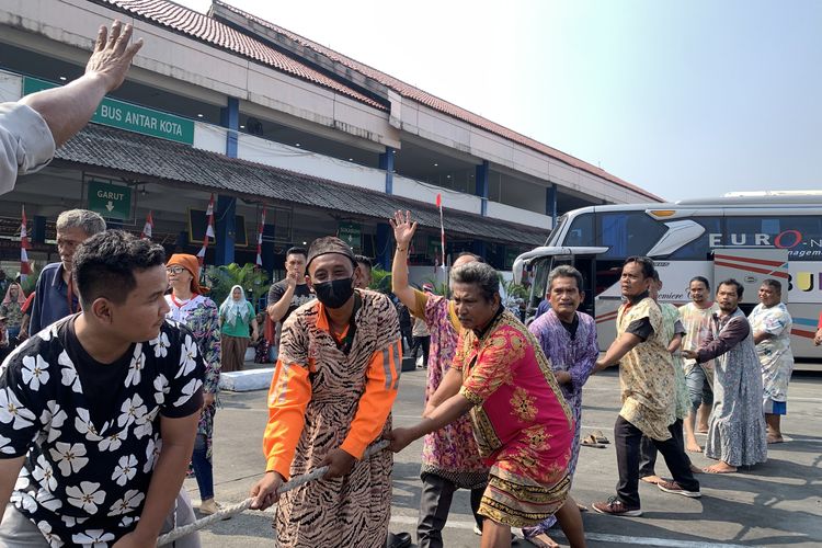 Sopir hingga Pedagang Tarik Tambang Pakai Daster, Tawa Pecah di Terminal Kp Rambutan Saat Lomba 17-an