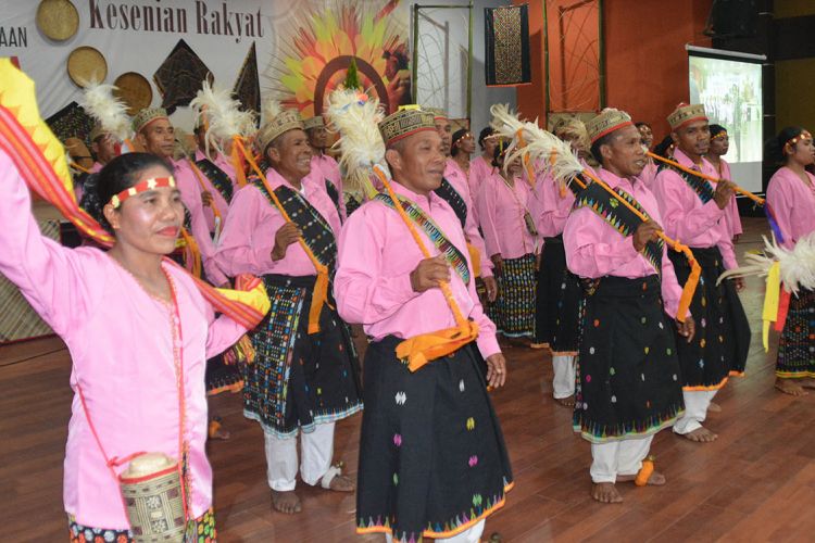 Menari danding Rombeng Rajong khas masyarakat Kecamatan Elar Selatan, Kabupaten Manggarai Timur, Flores, NTT, Rabu (12/12/2018), di gedung MCC Ruteng.