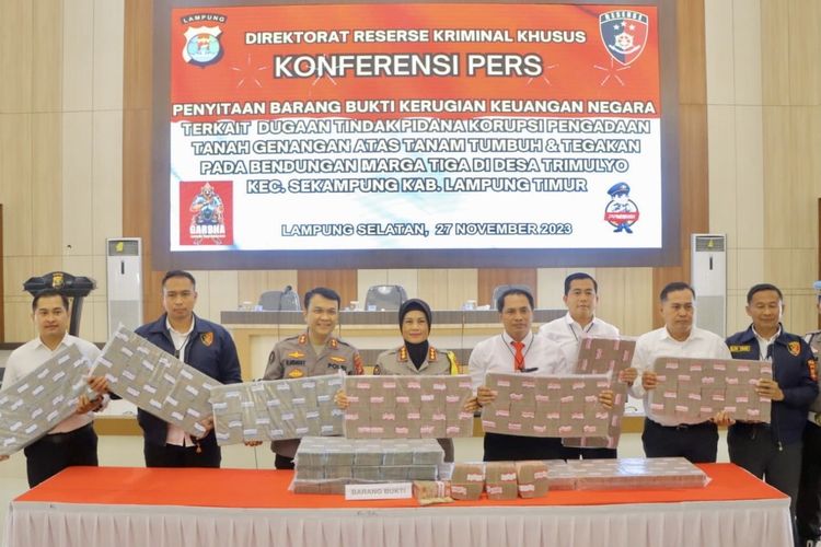 Uang sebanyak Rp 9,3 miliar yang berhasil diselamatkan dari korupsi proyek nasional Bendungan Margatiga di Lampung Timur, Senin (27/11/2023).