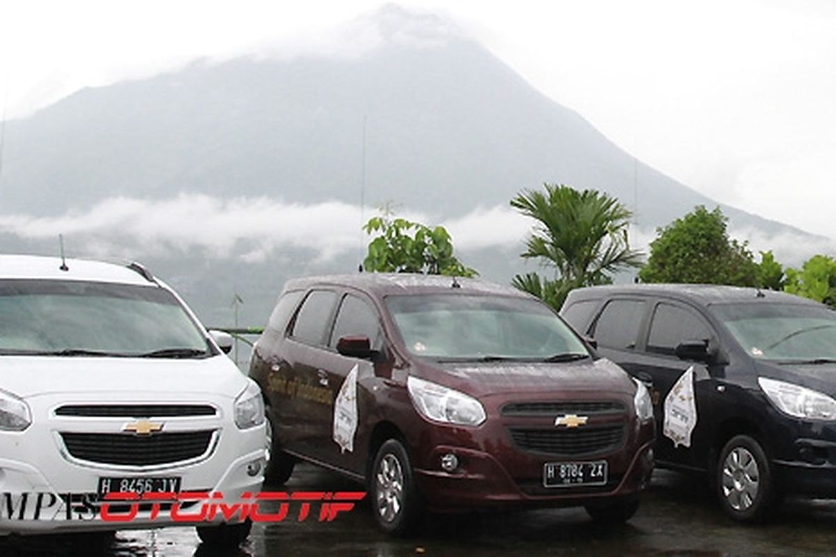 Chevrolet Spin Diesel berpose di Puncak Ketep