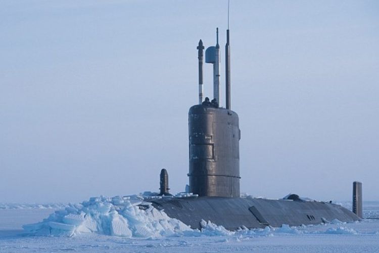 Kapal selam Angkatan Laut Inggris, HMS Trenchant, memecah lapisan es untuk muncul ke permukaan di perairan Samudera Arktik dalam latihan bersama kapal selam AS.