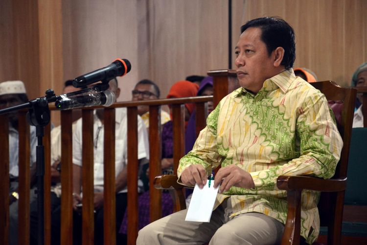 Ahmad Hidayat Mus saat menjadi terdakwa dan menjalani sidang pembacaan putusan perkara dugaan korupsi Masjid Raya Sula, di Pengadilan Tipikor Ternate, Maluku Utara, Selasa (13/6/2017)
