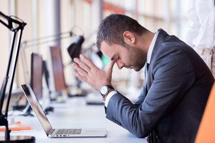 Burnout karena pekerjaan bisa jadi penyebab badan lemas dan lesu.