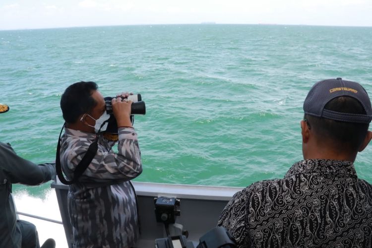 Menteri Dalam Negeri (Mendagri) sekaligus Kepala Badan Nasional Pengelola Perbatasan (BNPP) Tito Karnavian saat meninjau Karang Singa dan Karang Selatan di Selat Malaka, Kabupaten Bintan, Kepulauan Riau (Kepri).