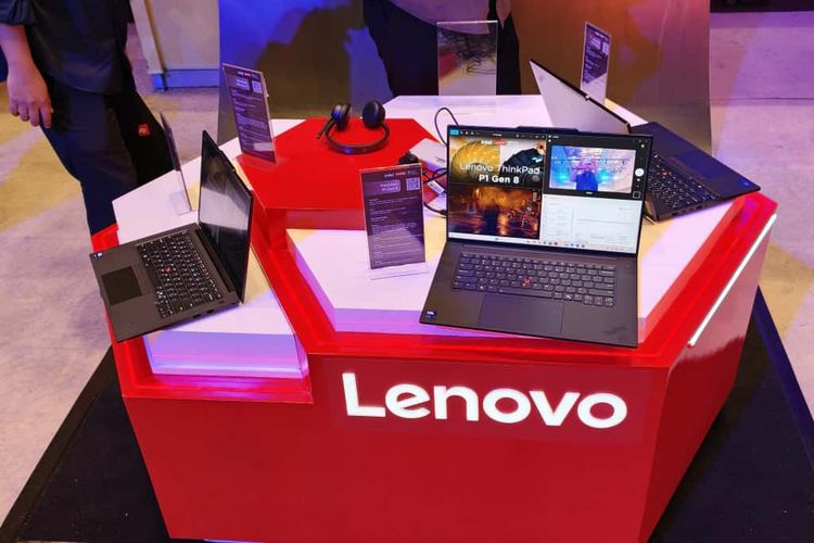 Tiga laptop workstation Lenovo ThinkPad terbaru dipamerkan dalam acara peluncuran ThinkPad P-Series terbaru di Indonesia di Thamrin Nine Ballroom, Jakarta Pusat, Selasa (11/11/2025).