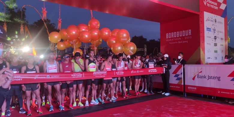 Para pelari Tilik Candi Borobudur Marathon 2022 sedang bersiap melakukan start. Tilik Candi Borobudur Marathon 2022 digelar pada Minggu (13/11/2022) di Taman Lumbini, Candi Borobudur, Magelang, Jawa Tengah.