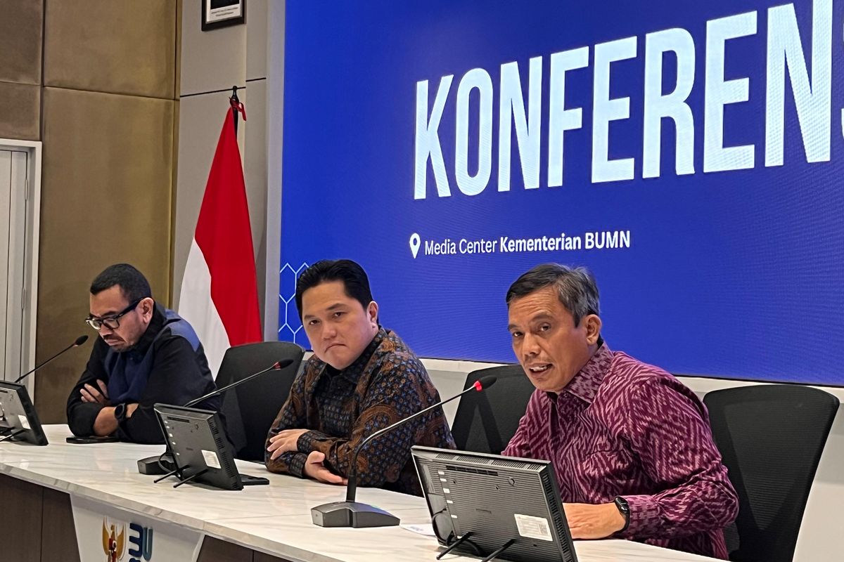 (kiri ke kanan) Staf Khusus III Menteri BUMN Arya Sinulingga, Menteri BUMN Erick Thohir, dan Direktur Utama BTN Nixon L.P. Napitupulu dalam konferensi pers di Kementerian BUMN, Jakarta, Selasa (21/1/2025). 