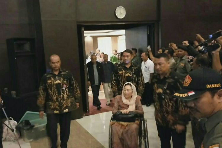 Ibu Sinta Nuriyah Abdurrahman Wahid bersama tokoh lainnya usai selesai berdialog dan akan menyampaikan seruan sesepuh bangsa untuk perdamaian Indonesia, Jumat (26/5/2017).