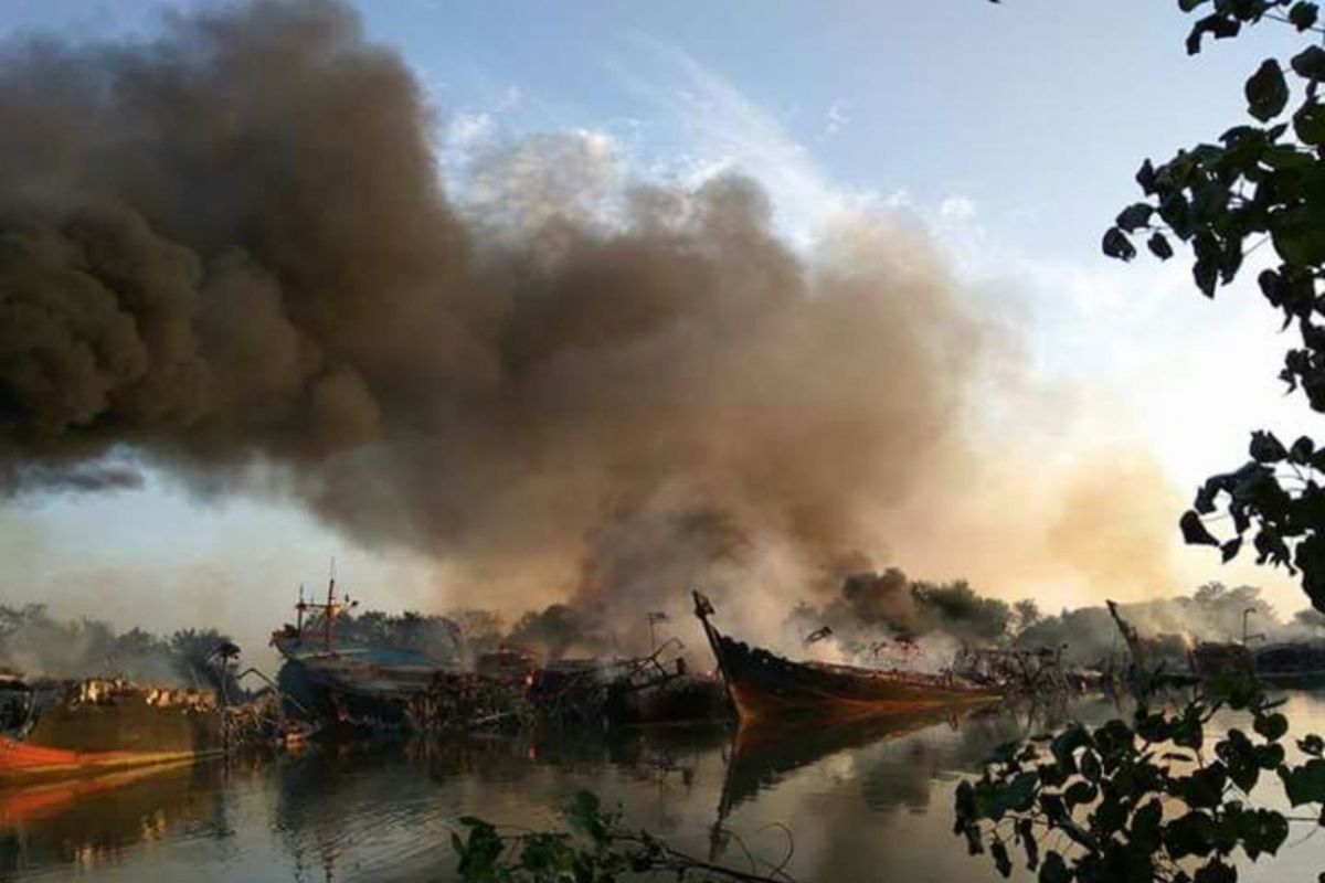 Titik api masih menyala di alur sungai Silugonggo, Desa Bakaran‎, Kecamatan Juwana, Kabupaten Pati, Jawa Tengah, Minggu (16/7/2017).